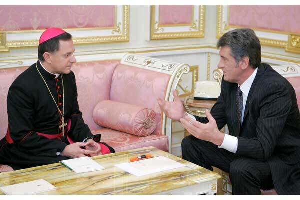 Ющенко получил приглашение в Ватикан