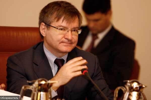 Гривню пора відв'язувати від долара, він тягне її на дно