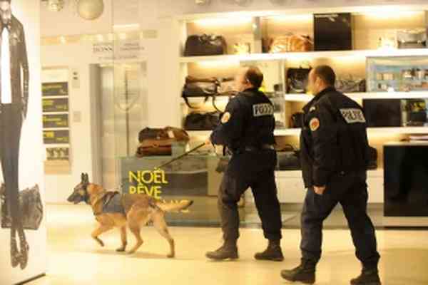 Террористы заминировали парижский универмаг