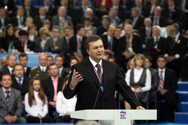 Янукович позбувся російського триколора