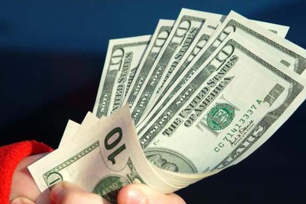 Долар перевалив за 9 гривень