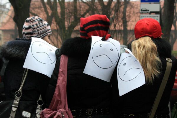 Молодежь и пенсионер повернулись к власти задом