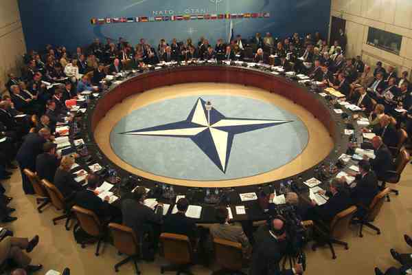 НАТО відновлює політичний діалог з Росією