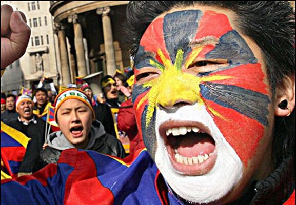 Тисячі голодних китайців вийшли на вулиці