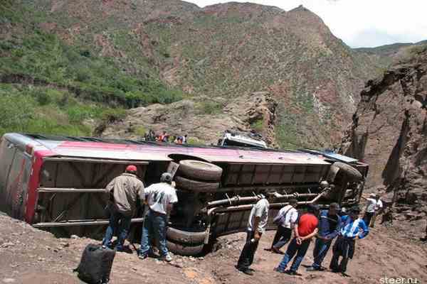 Пассажирский автобус упал с обрыва в Боливии