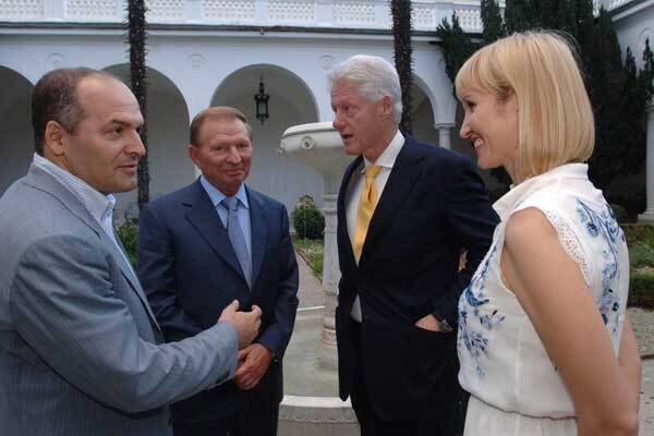 Семья Кучмы финансирует семью Клинтона