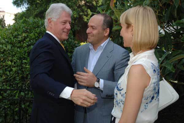 Семья Кучмы финансирует семью Клинтона