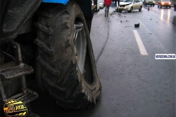 В Киеве Chevrolet Lacetti проверял на прочность трактор