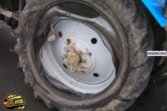 В Киеве Chevrolet Lacetti проверял на прочность трактор