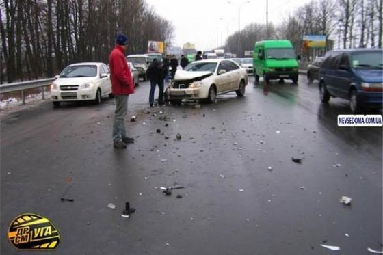 В Киеве Chevrolet Lacetti проверял на прочность трактор