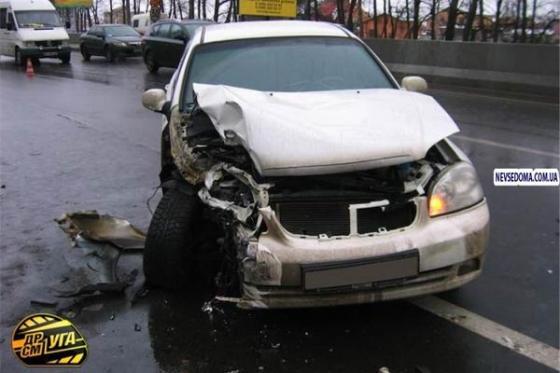 В Киеве Chevrolet Lacetti проверял на прочность трактор