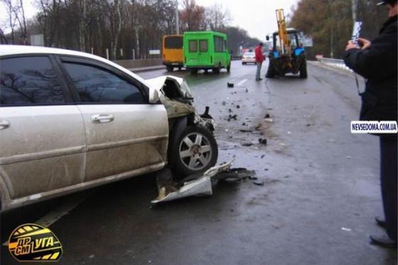 В Киеве Chevrolet Lacetti проверял на прочность трактор