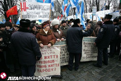 На акцию протеста в центре Киева вышли 15 тысяч человек
