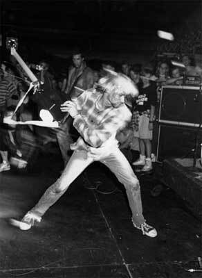 Розбиту гітару Курта Кобейна продали за 100 тисяч доларів