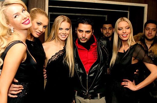 Жаркая вечеринка "Мобильных блондинок"