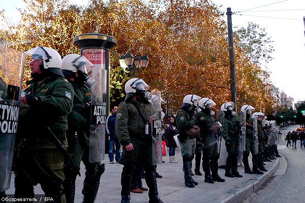 Греческие уборщицы побили палками полицейских