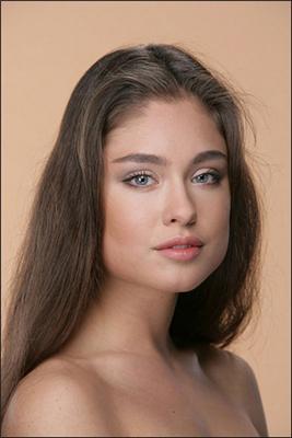 "Міс Україна" везуть українські прапори