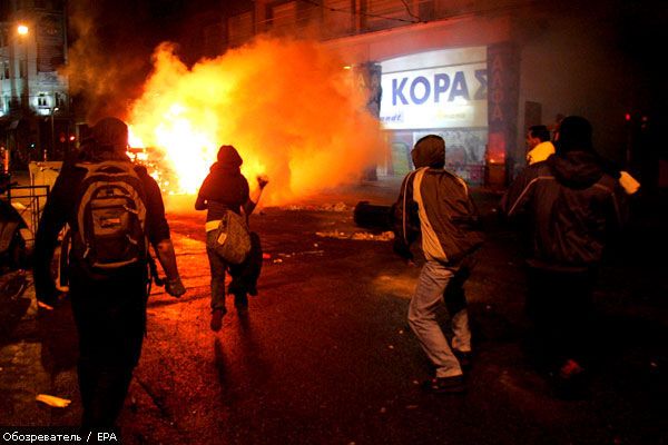 В Афінах за ніч спалено десятки банків і магазинів