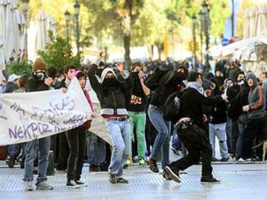 У грецьке консульство в Берліні увірвалися 15 протестуючих