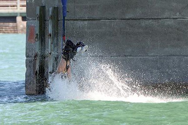 Дэвид Бекхэм прыгнул с моста (фото)