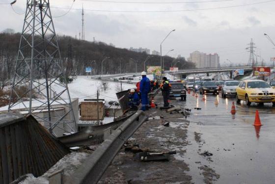 В Киеве с Южного моста упала фура