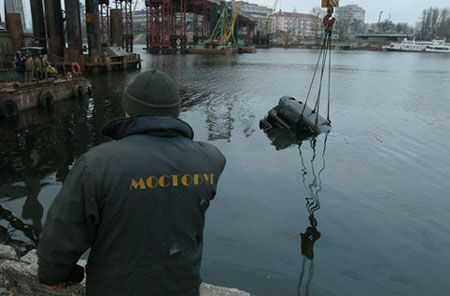 Тойота на скорости 160 км/ч вылетела за мост и пошла ко дну