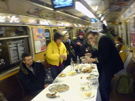 В киевском метро появился вагон-ресторан (фото)  