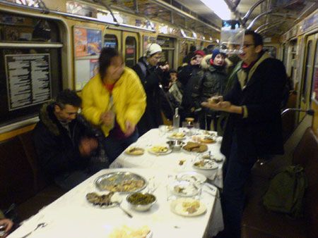 В киевском метро появился вагон-ресторан (фото)  
