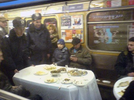 В киевском метро появился вагон-ресторан (фото)  