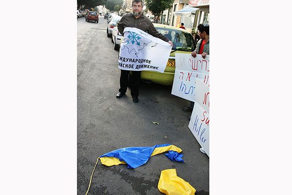 Из-за Ющенко поглумились над украинской символикой 