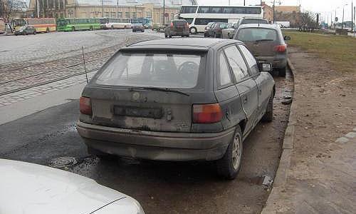 Дорожники закатали автомобиль в асфальт