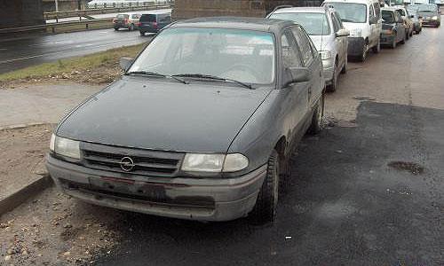 Дорожники закатали автомобиль в асфальт