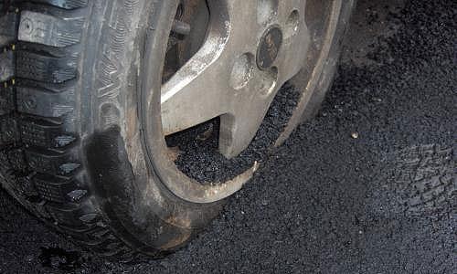 Дорожники закатали автомобиль в асфальт