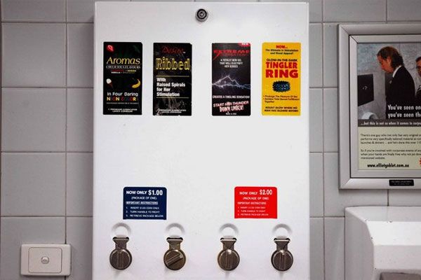 Украину "оборудуют" автоматами с презервативами