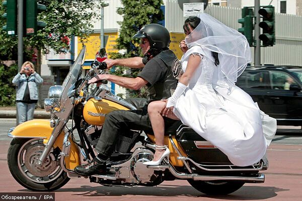 За испорченное платье невеста сдала пьяного полиции