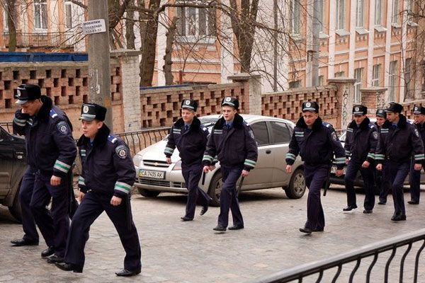 Березовський ліг на капот міліцейської машини