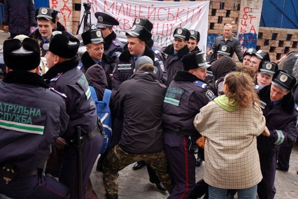 Березовський ліг на капот міліцейської машини