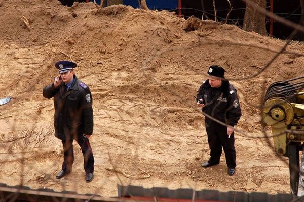 Березовський ліг на капот міліцейської машини