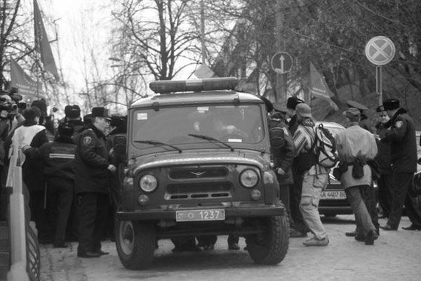 Березовський ліг на капот міліцейської машини