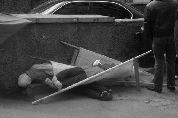 Березовський ліг на капот міліцейської машини