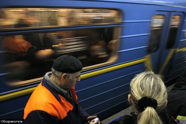 У Києві під потяг метро потрапила дитина