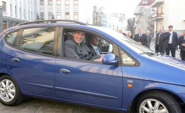 Я не знаю його звання, але водієм у нього сам Ющенко ...