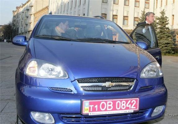 Я не знаю його звання, але водієм у нього сам Ющенко ...