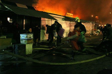 ЧП: в Дарницком районе горел рынок (фото)