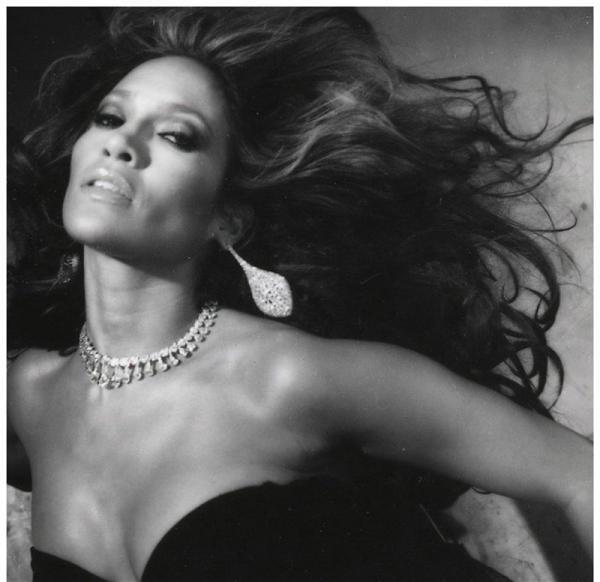 Дженнифер Лопес - ведьма. А где метла?