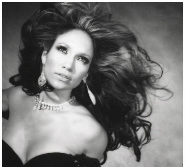 Дженнифер Лопес - ведьма. А где метла?