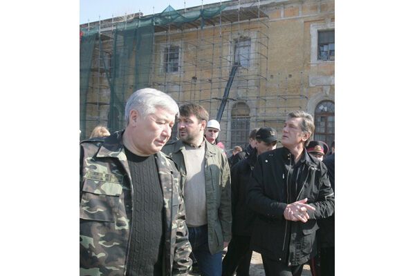 Ющенко узявсь за сокиру Задля мистецтва