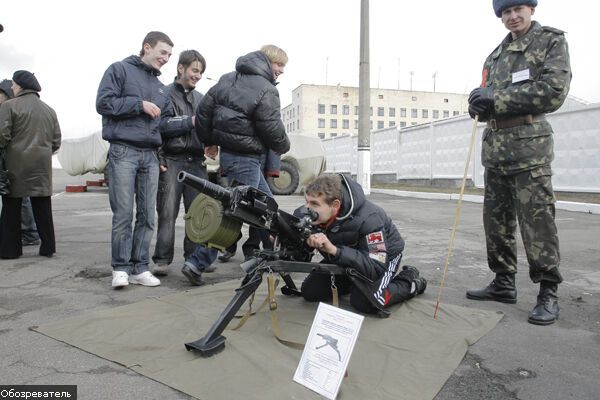 Школьников забрали в настоящую армию. На один день