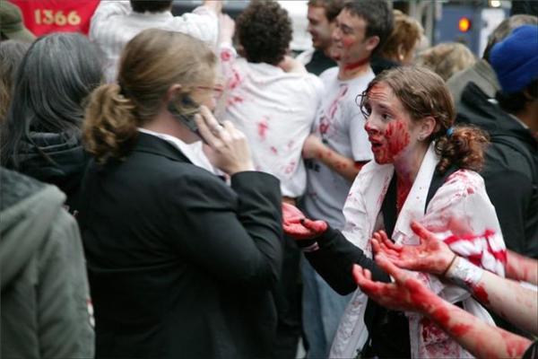 Парад зомбі в Америці. Кров залила вулиці Нью-Йорка