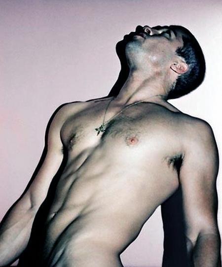 Брэд Питт без галстука, рубашки и трусов